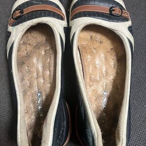 Elegant Black and Cream Loafers for Versatile Style